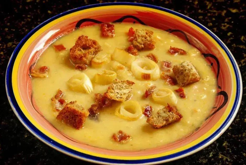Sopa de batata com alho-poró