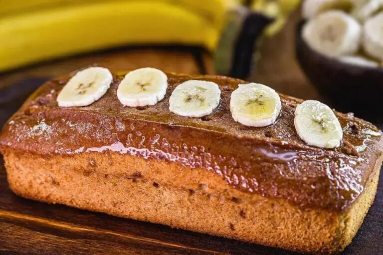Bolo de banana com canela e nozes
