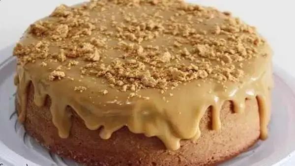 Bolo vulcão de paçoca