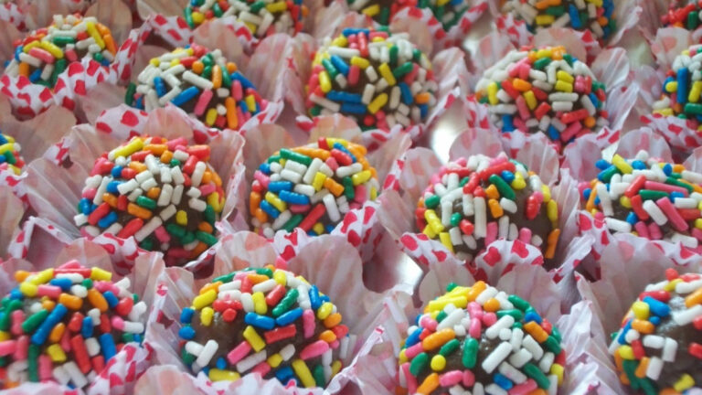 Brigadeiro colorido que alegra a mesa e some das forminhas num instante
