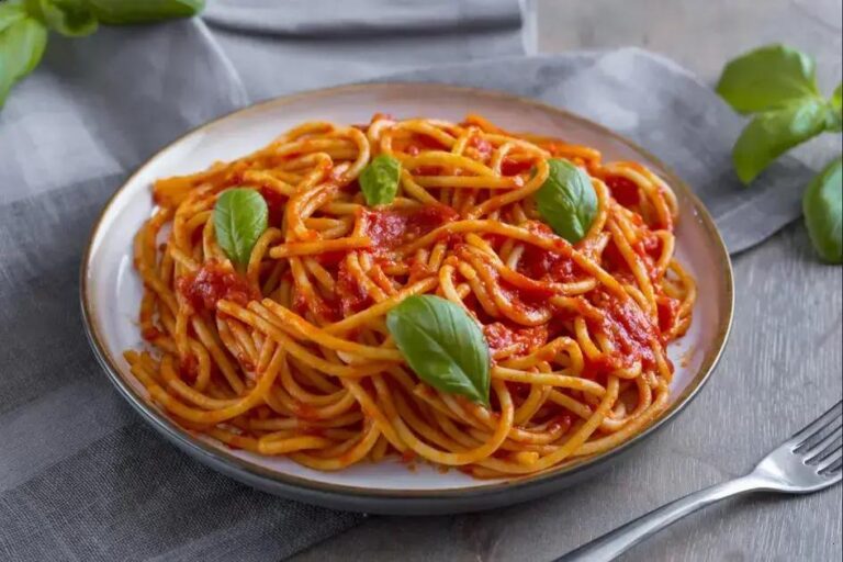 espaguete com molho de tomate caseiro