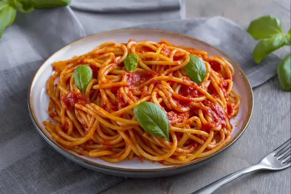 espaguete com molho de tomate caseiro