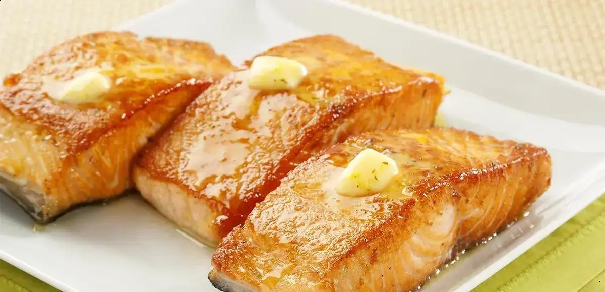 Salmão assado na manteiga