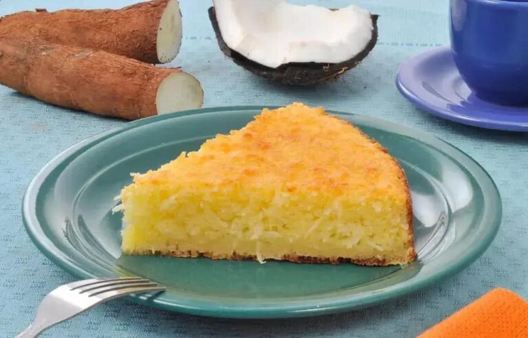 Bolo de mandioca com coco