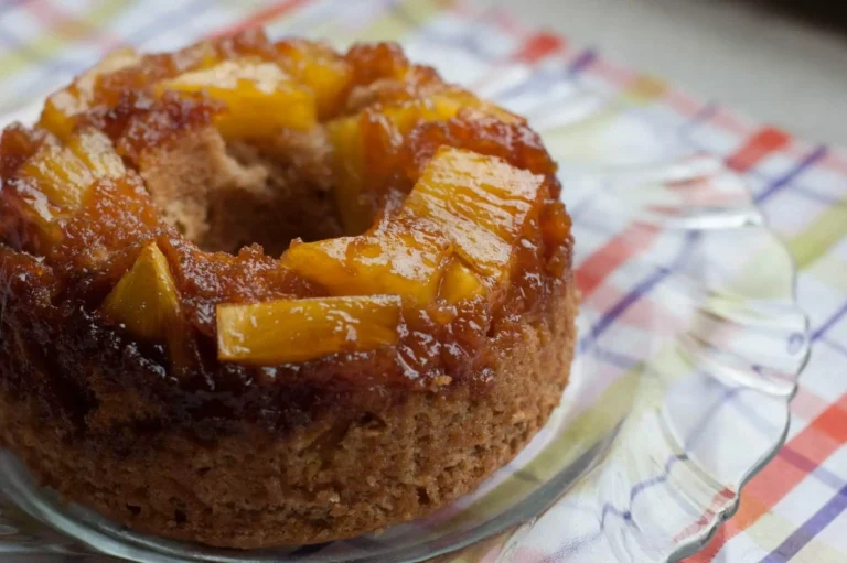 Bolo de suco de abacaxi fofinho e prático que conquista a família toda
